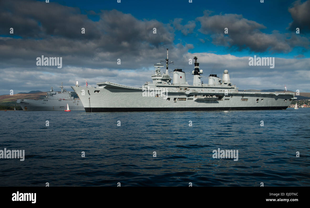 La Royal Navy invincibile classe HMS Ark Royal francese con il vettore in elicottero FS Tonnerre al di ancoraggio nel Firth of Clyde Foto Stock