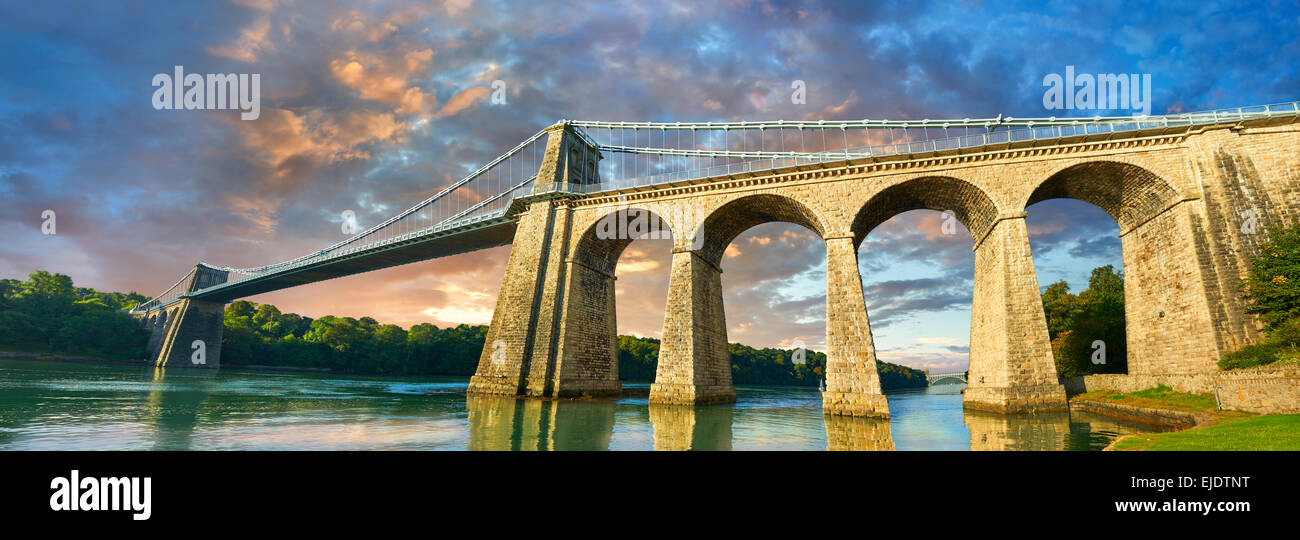 Menai Bridge di sospensione, completata nel 1826 attraversando il menai stretto tra l'isola di Anglesey e la terraferma del Galles Foto Stock