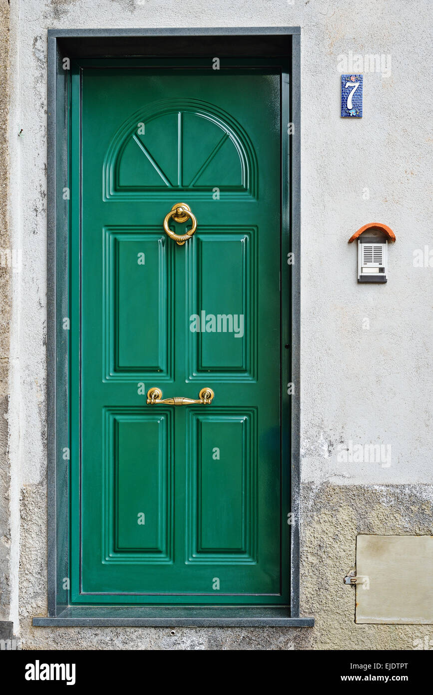 Un vecchio verde porta in legno a Castiglione di Sicilia Foto Stock