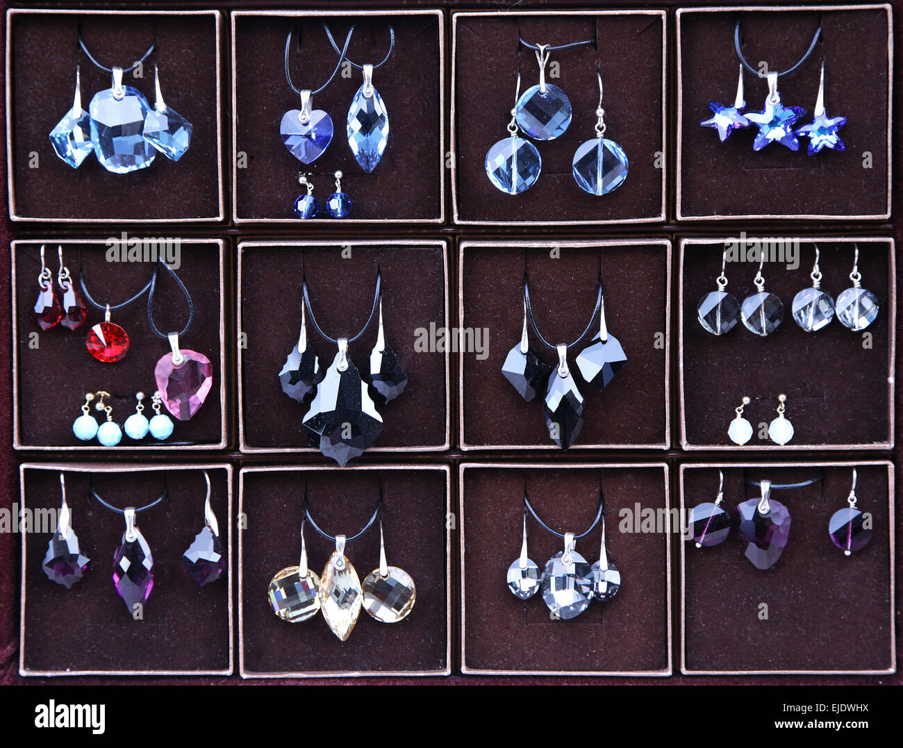 Colori diversi gioielli orecchini in vetro Foto Stock