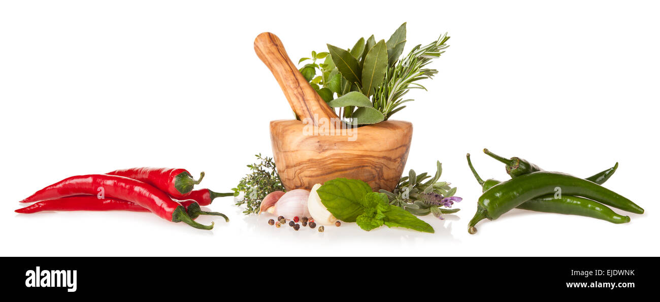 Mortaio di legno riempita con erbe aromatiche fresche, isolato su sfondo bianco Foto Stock