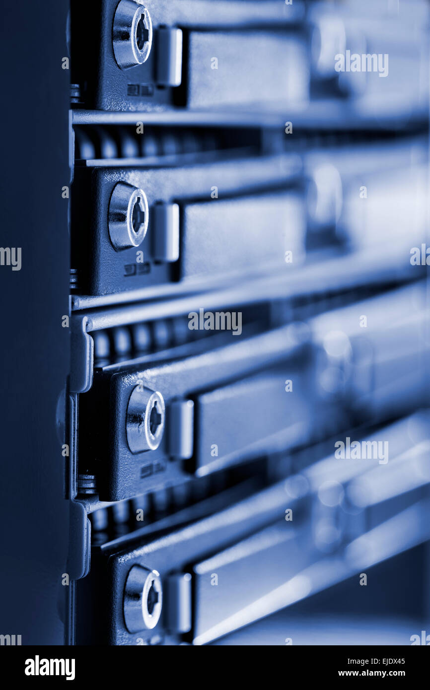 Unità disco rigido nel centro dati di memorizzazione di informazioni. Foto Stock