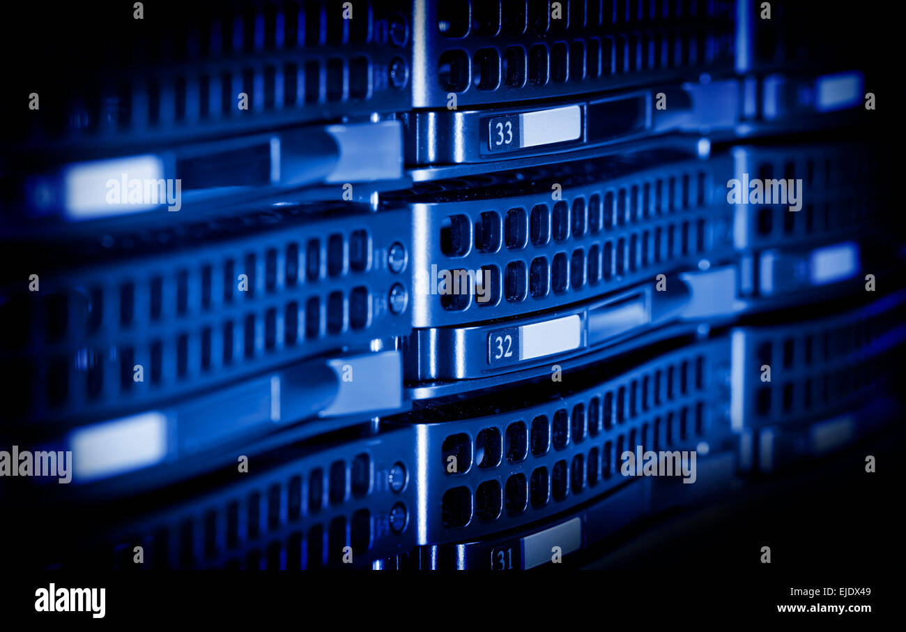 Unità disco rigido nel centro dati di memorizzazione di informazioni. Foto Stock