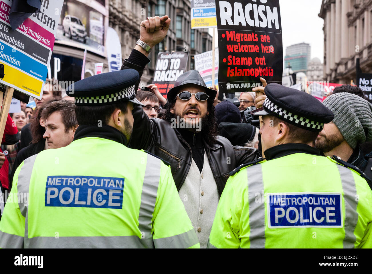 Un anti-razzismo demonstrator grida verso i sostenitori del gruppo di estrema destra la Gran Bretagna prima durante un rally nel centro di Londra Foto Stock
