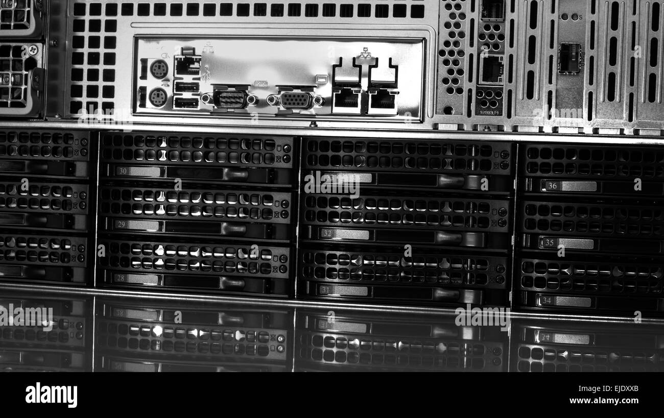 Unità disco rigido nel centro dati di memorizzazione di informazioni. Foto Stock