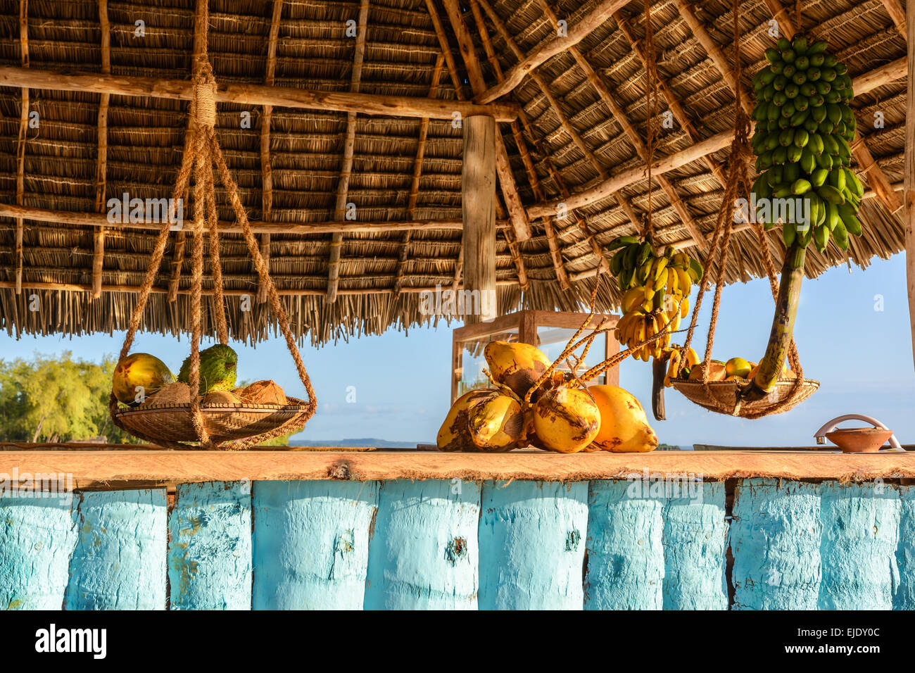 Nella foto il bar sulla spiaggia di Nungwi ( Zanzibar ) al tramonto , con esposto il cocco , banana e frutta tropicale .Questa barra è realizzata w Foto Stock