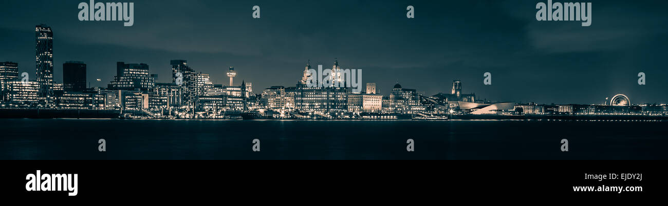 Immagine dai toni di Liverpool waterfront di notte. Foto Stock