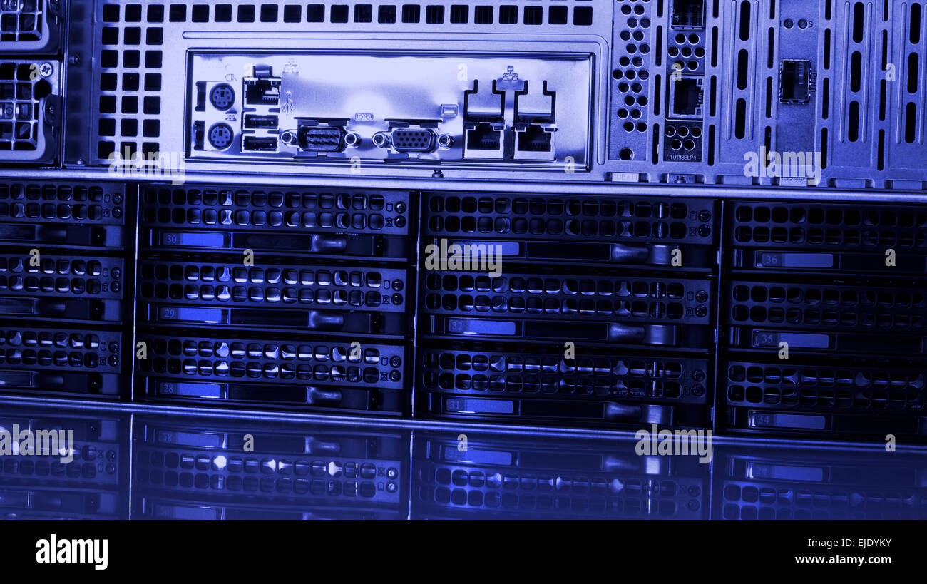 Unità disco rigido nel centro dati di memorizzazione di informazioni. Foto Stock