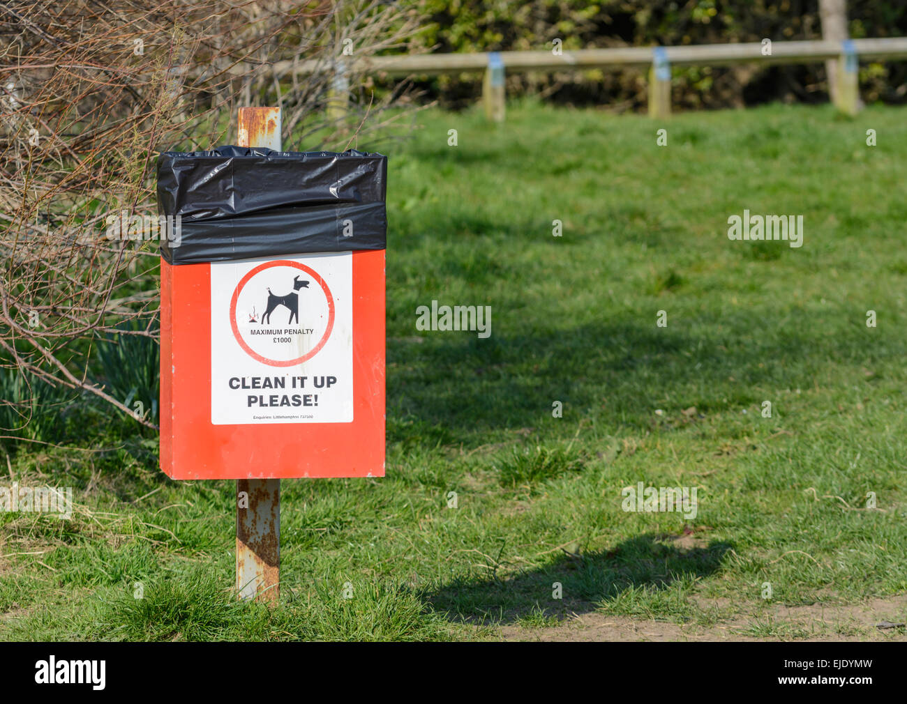 Cane bidone dei rifiuti in un parco nel Regno Unito. Foto Stock