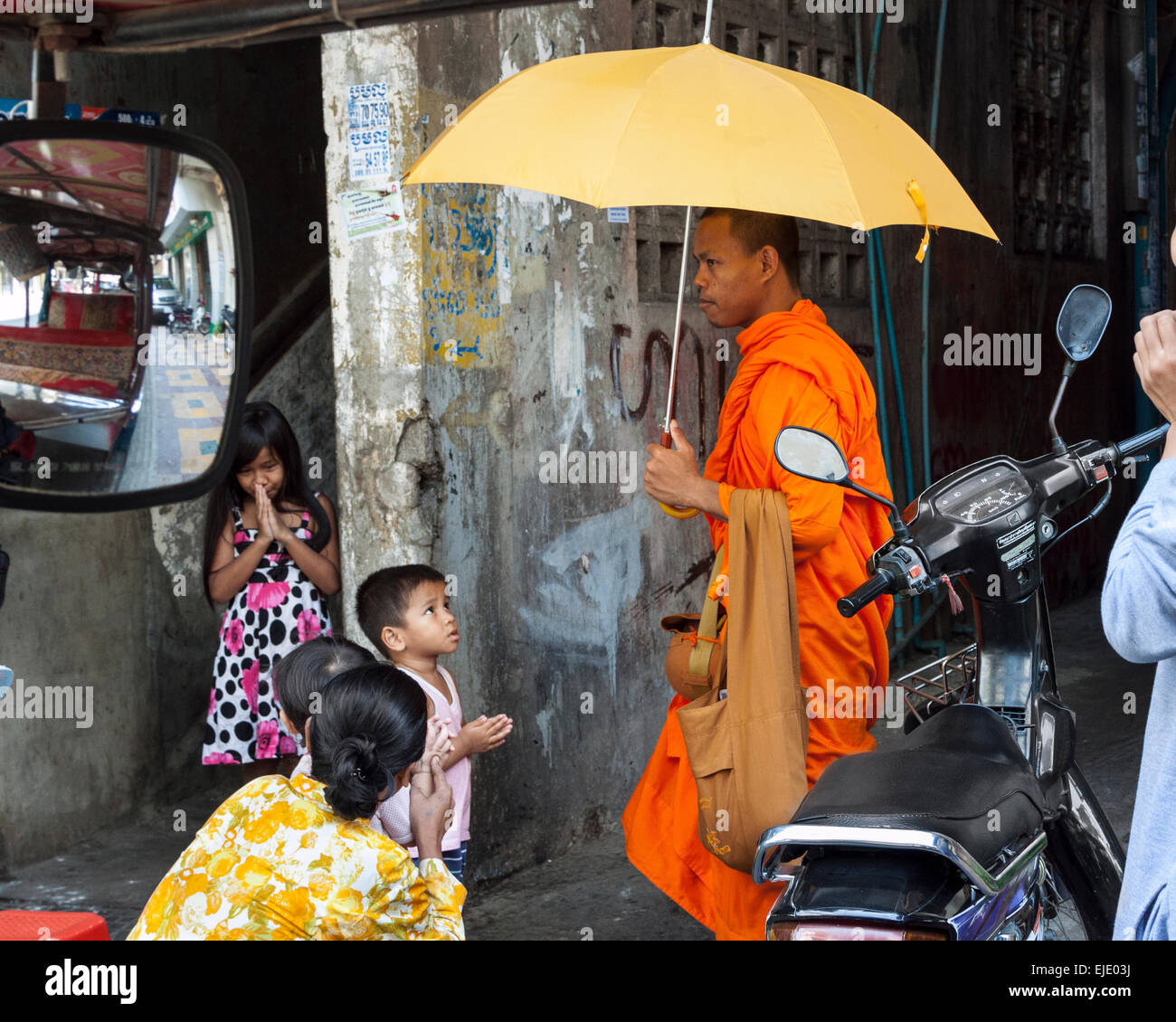 La devozione di monaco buddista sulla strada in Phnom Penh Cambogia. Foto Stock