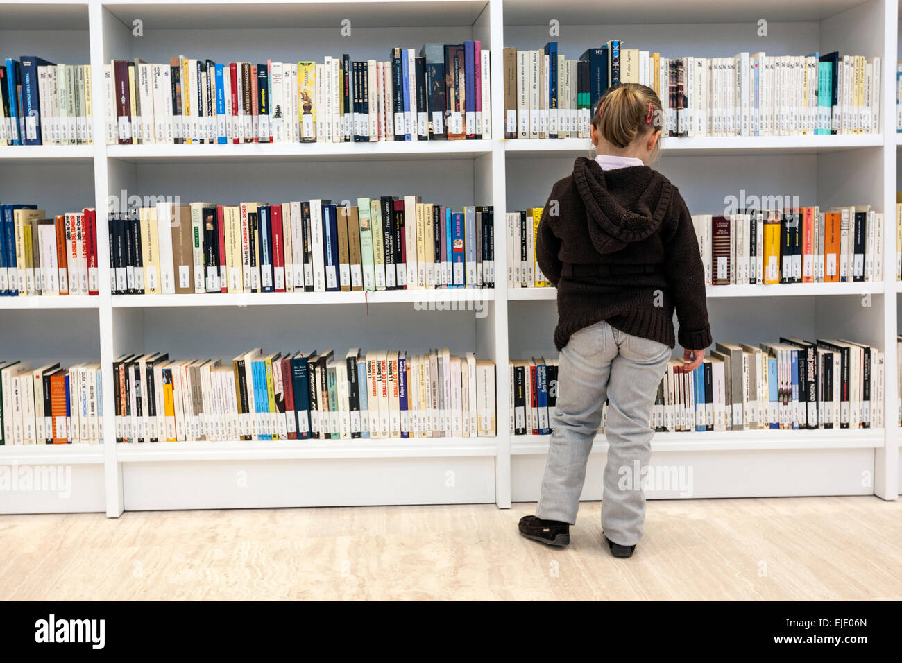 Bambina libri di esplorazione. Biblioteca e Archivio della Galizia. La città della cultura della Galizia progettato dall architetto Peter Eisenman. Foto Stock