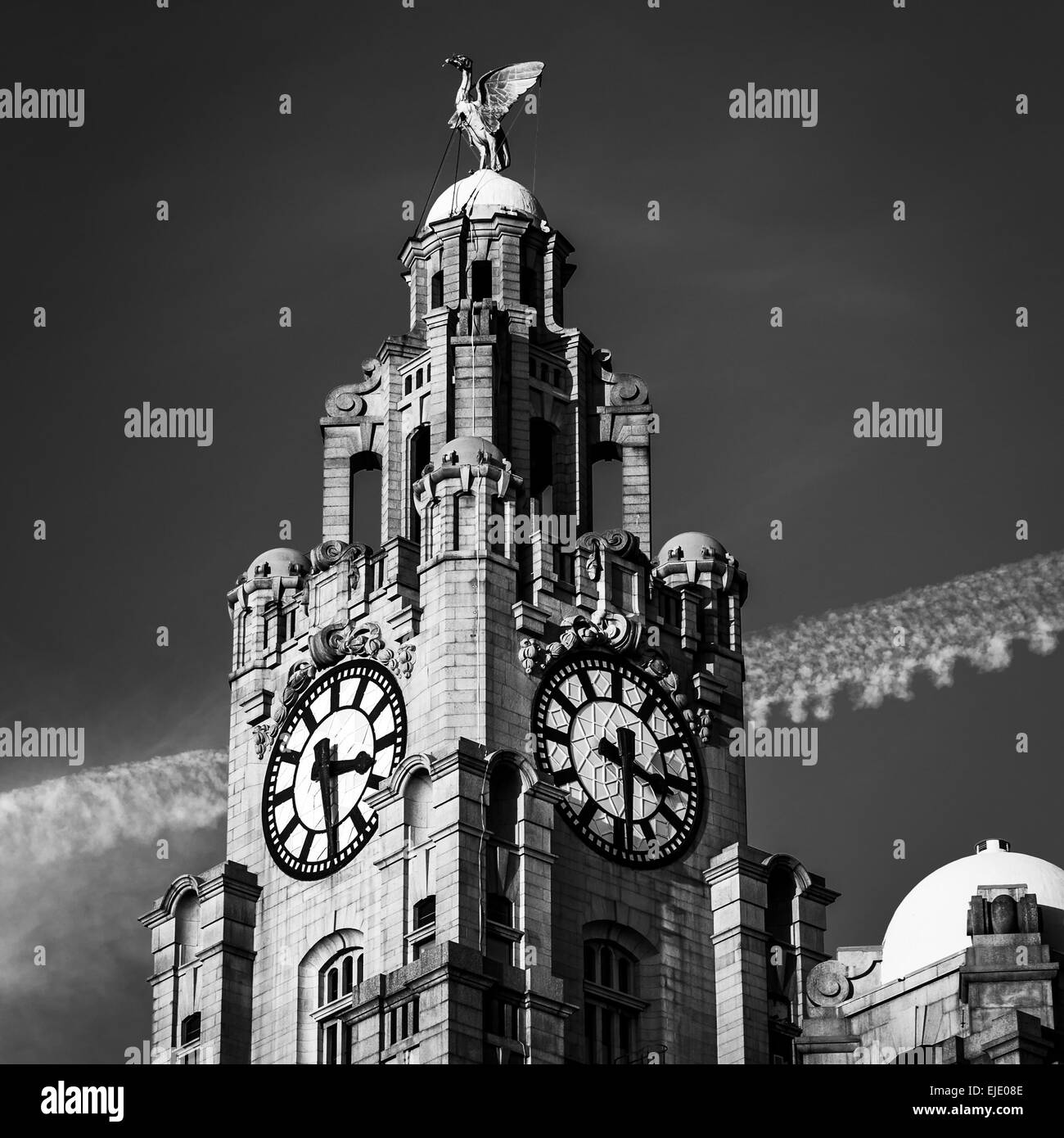 Sentiero di vapore dietro il Liver Building. Foto Stock