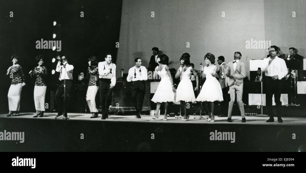 TAMLA MOTOWN tour europeo Aprile 1965 con il Supremes e centro di Stevie Wonder secondo da destra Foto Stock