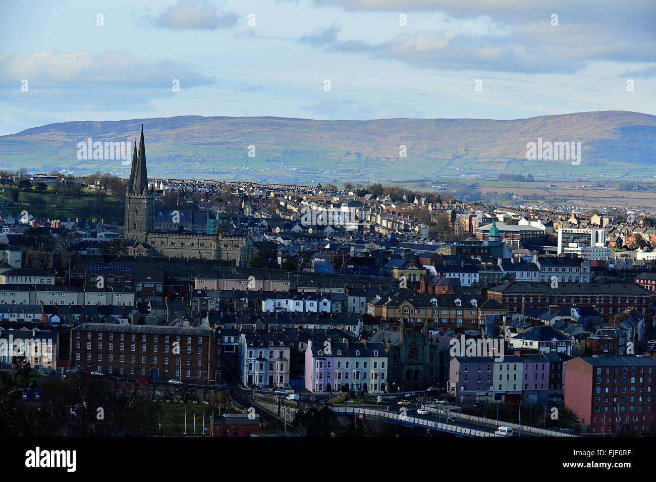 Londonderry, Derry, skyline e Craigavon Bridge Foto Stock