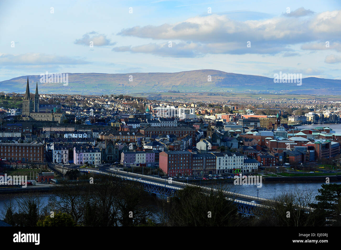 Londonderry, Derry, skyline, Craigavon Bridge e il Fiume Foyle Foto Stock