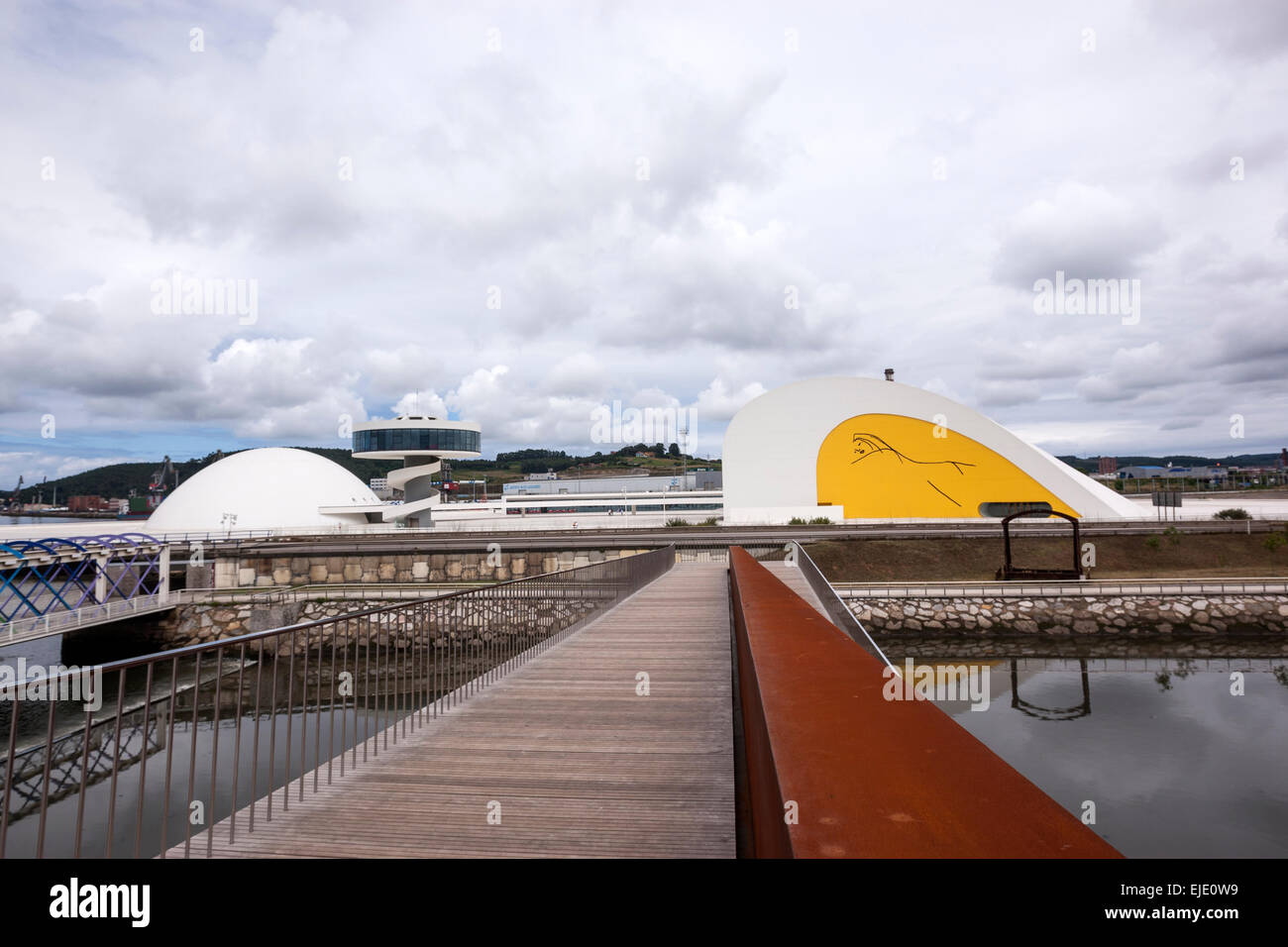 Ossido di ponte da Aviles mercato a Oscar Niemeyer Centro Culturale Internazionale, Aviles, Asturias, Spagna Foto Stock