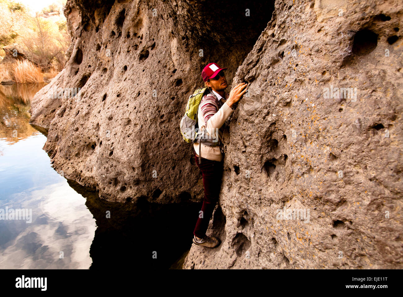 Un maschio di scalatore lavora il suo modo attraverso il Rock Pool traversa a Malibu Canyon State Park in Malibu, California. Foto Stock