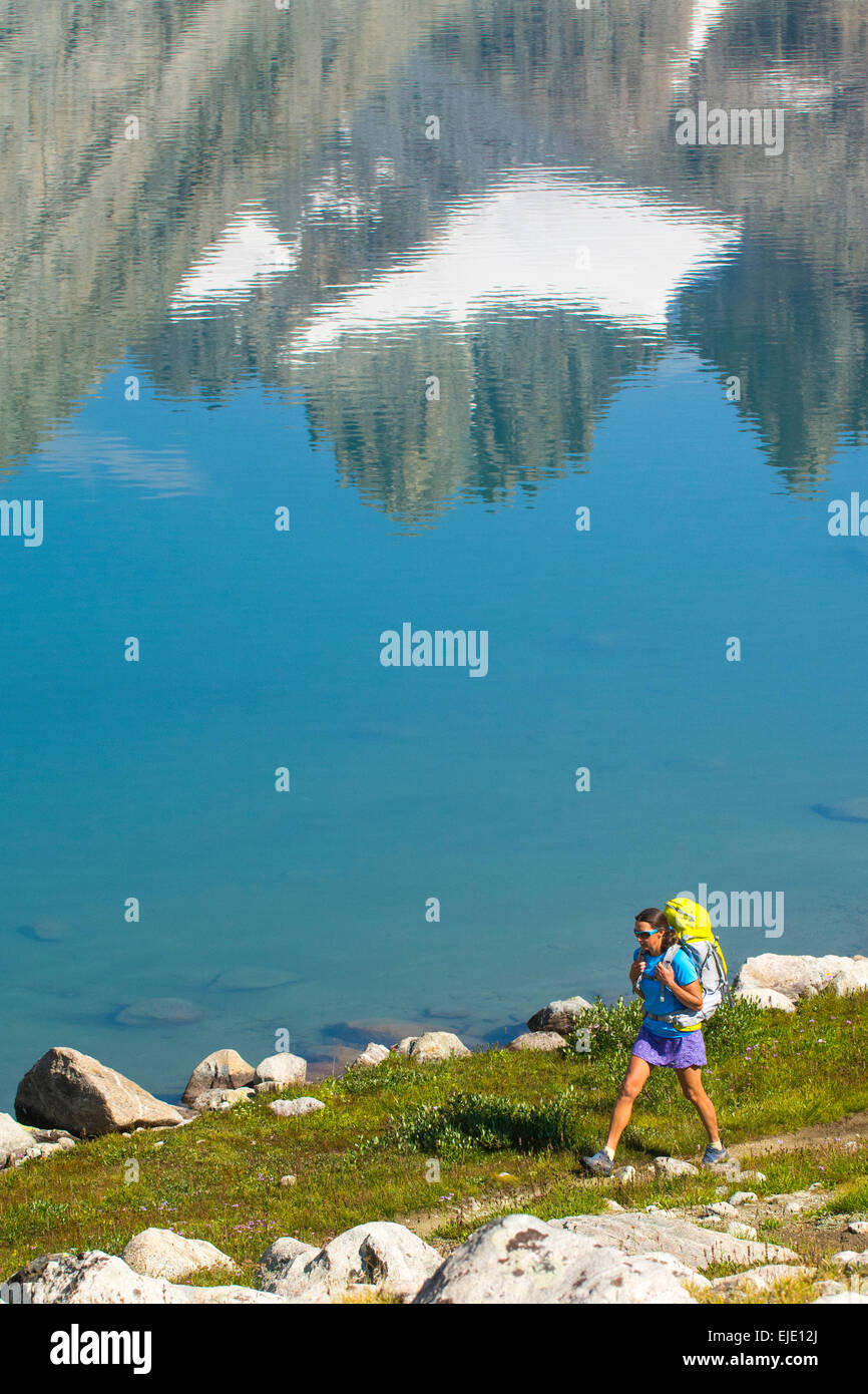Donna escursionista in bacino Titcomb, Wind River Range, Pinedale, Wyoming. Foto Stock