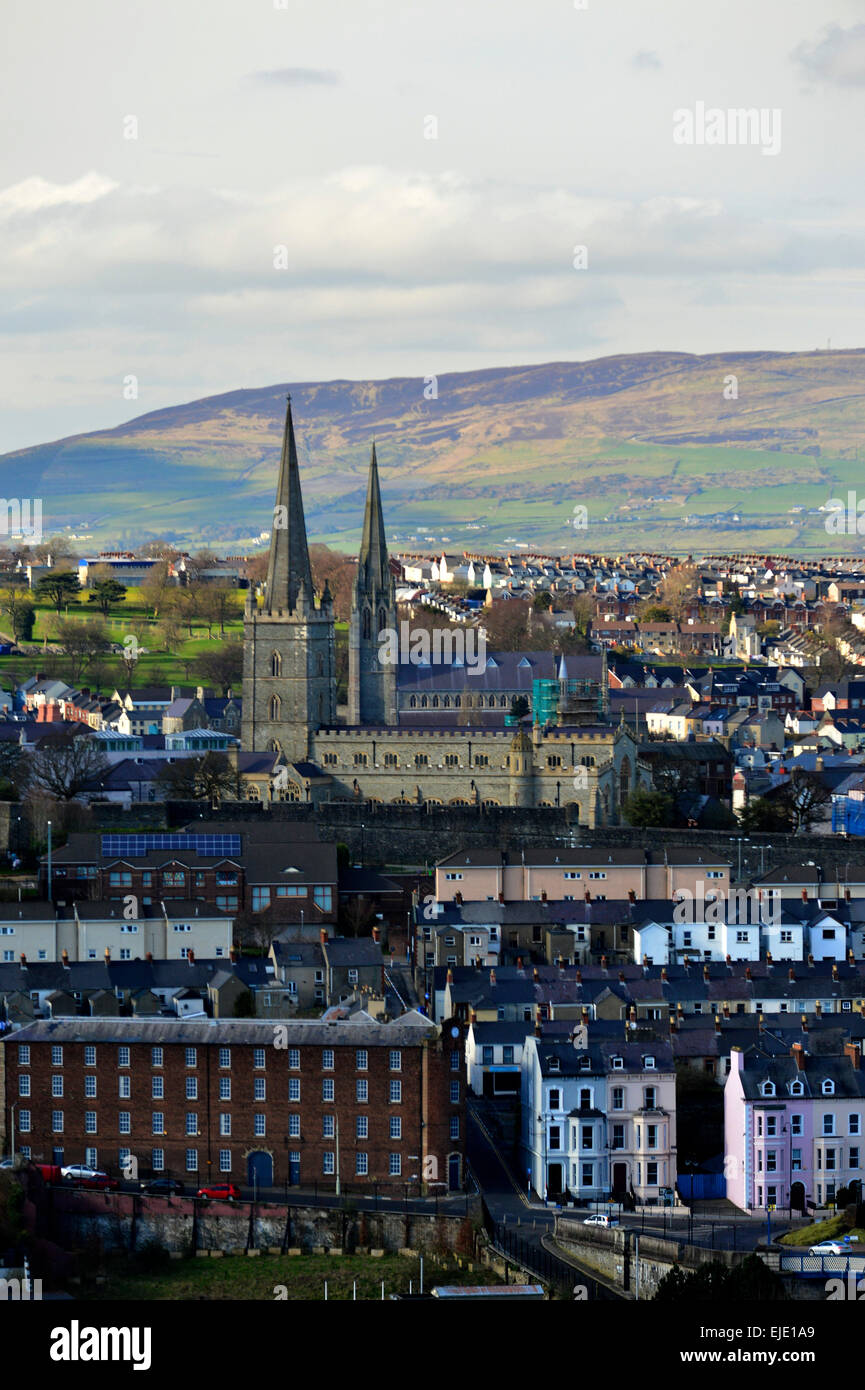 Londonderry, Derry, skyline e due cattedrali Foto Stock