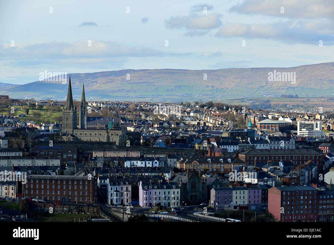 Londonderry, Derry, skyline e due cattedrali Foto Stock