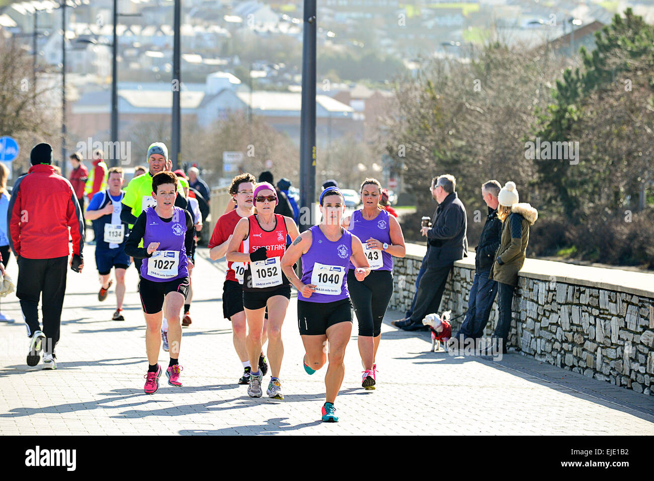 Corridori partecipanti in una mezza maratona gara in Londonderry, Derry, Irlanda del Nord Foto Stock