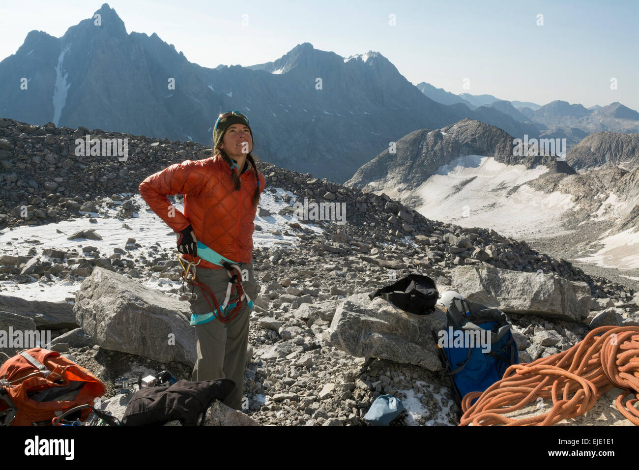 Una donna di scalatore nel bacino Titcomb, Wind River Range, Pinedale, Wyoming. Foto Stock