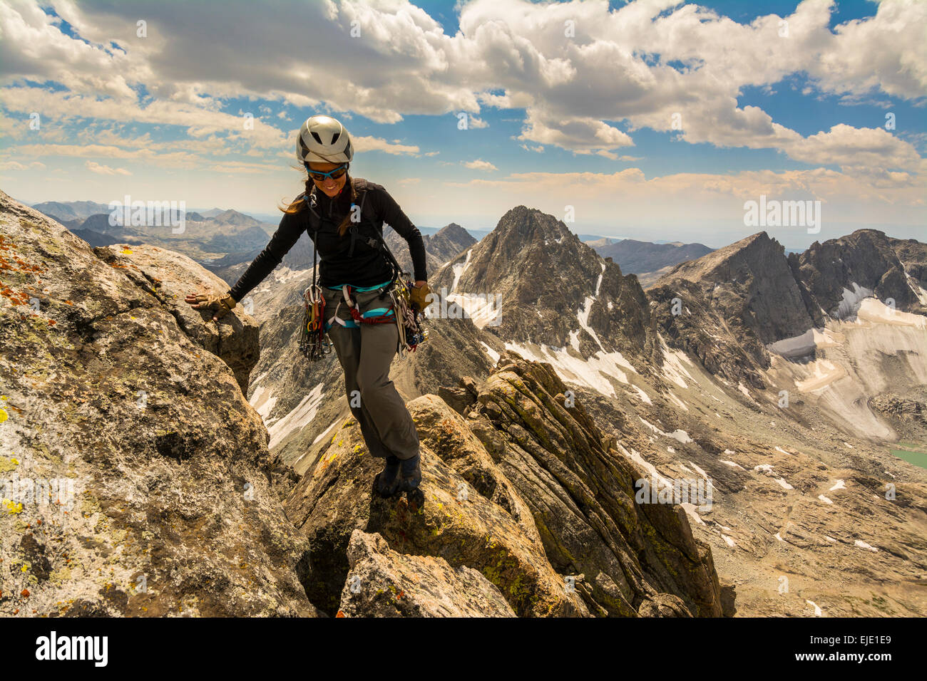 Una donna di scalatore nel bacino Titcomb, Wind River Range, Pinedale, Wyoming. Foto Stock