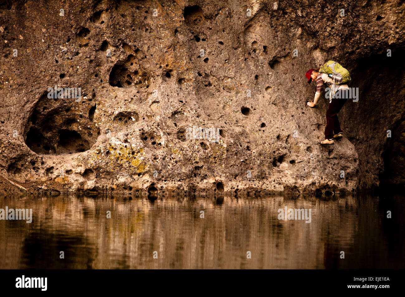 Un maschio di scalatore lavora il suo modo attraverso il Rock Pool traversa a Malibu Canyon State Park in Malibu, California. Foto Stock