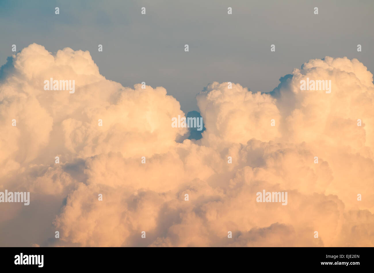 Orange Cloudscape sul cielo della sera Closeup orizzontale Foto Stock