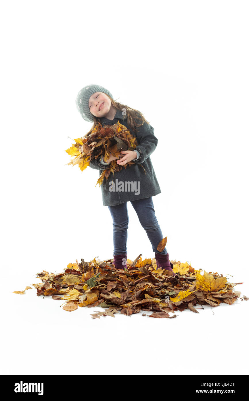 Un felice autunno ragazza studio su sfondo bianco Foto Stock