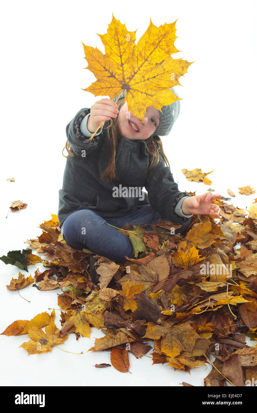 Un felice autunno ragazza studio su sfondo bianco Foto Stock