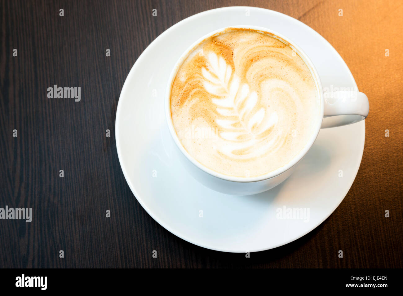 Tazza di caffè latte macchiato con Christms simbolo di albero Foto Stock