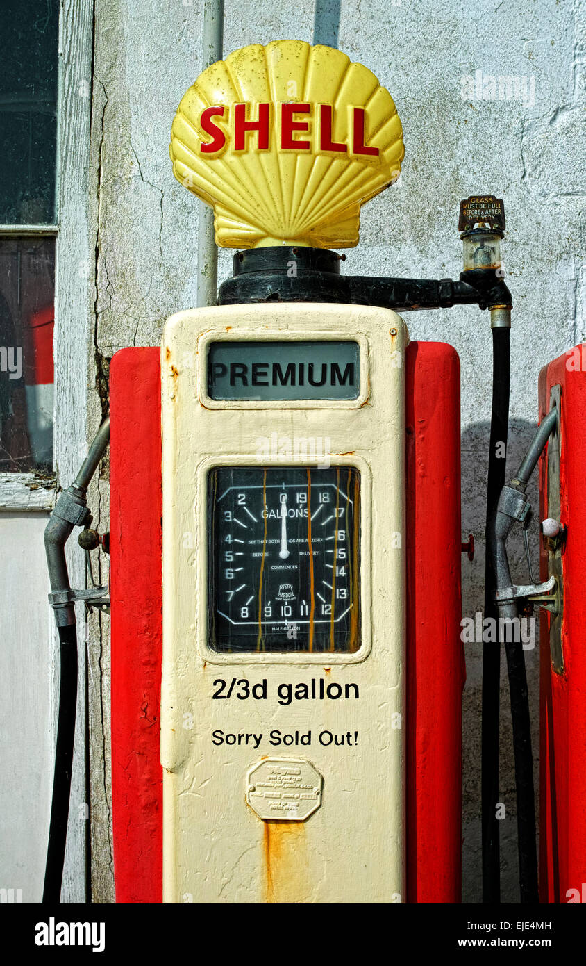 Un vecchio stile pompa benzina- non più in uso. Foto Stock