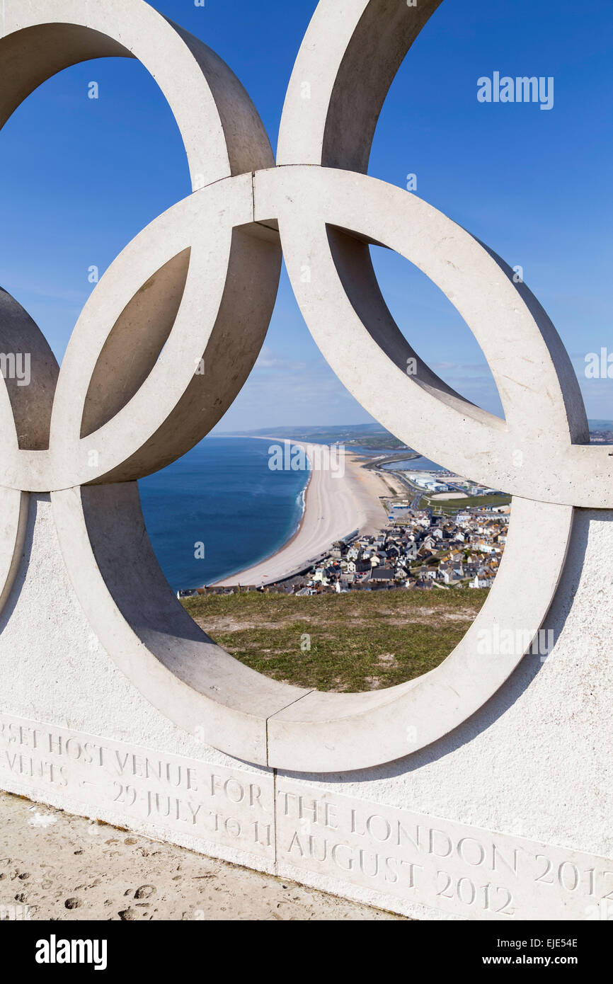 Un monumento di anelli olimpici a Weymouth e Portland per commemorare il sport a vela nell'estate del 2012. Foto Stock
