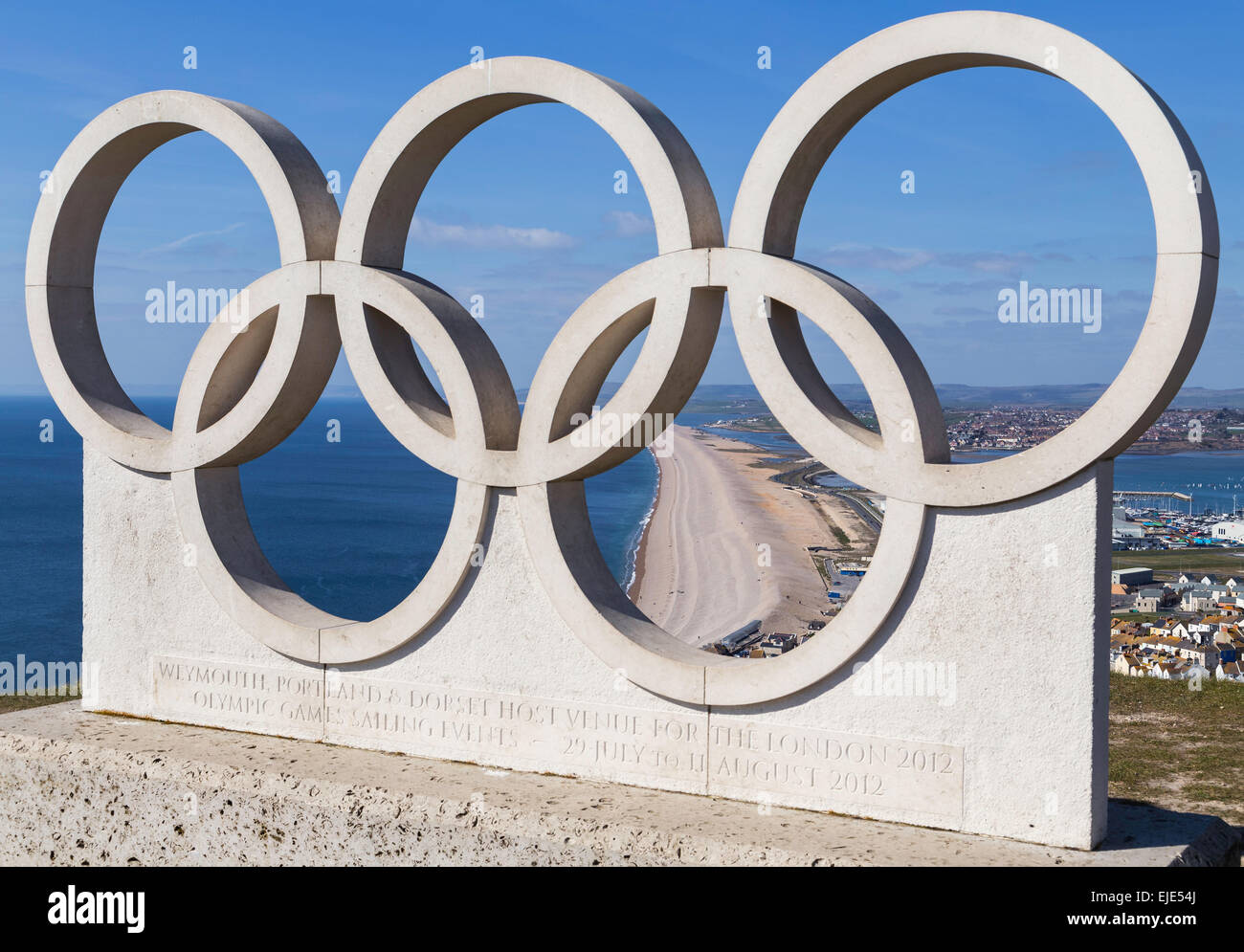 Un monumento di anelli olimpici a Weymouth e Portland per commemorare il sport a vela nell'estate del 2012. Foto Stock