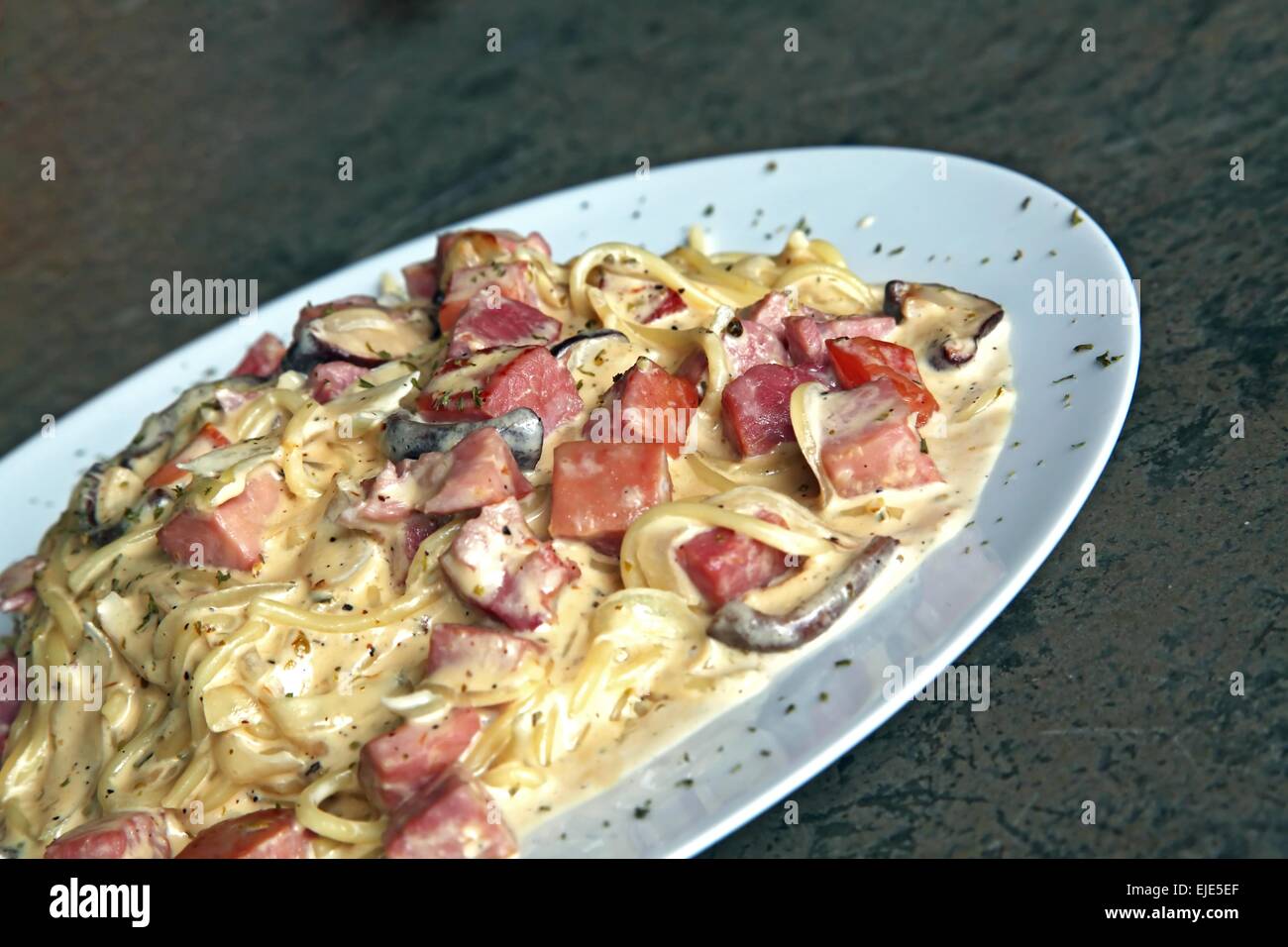 Prospettiva di spaghetti alla carbonara con prosciutto Foto Stock