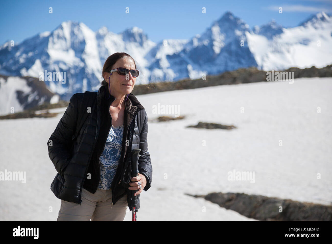 Una donna su La Roche de Casse sopra il Rifugio du Gol√©su, Hautes-Alpes, Francia. Foto Stock