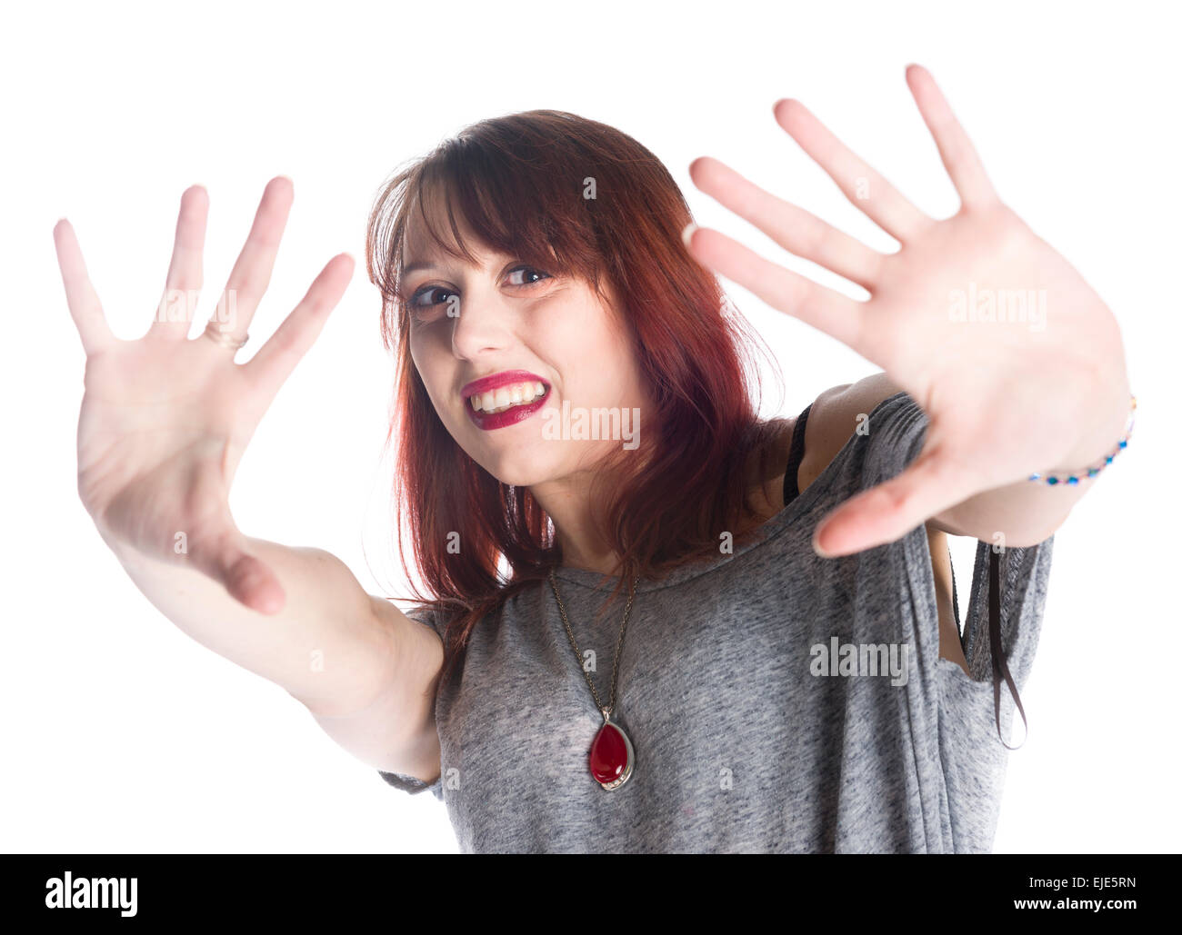 Spaventata donna che fa il gesto di arresto segno sulle mani Foto Stock