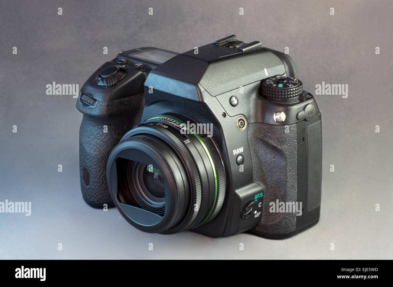 Fotocamera reflex digitale a obiettivo singolo nero telecamera e obiettivo grandangolare contro uno sfondo grigio Foto Stock