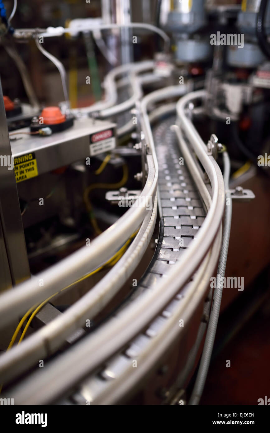 Curvi linea di montaggio nastro trasportatore per l'imbottigliamento della birra in una birreria plantvToronto Foto Stock
