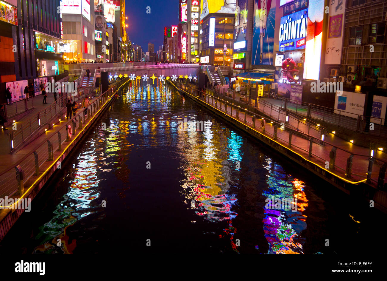 Ebisu bridge e il canale Dotonbori con reclections nell'acqua, nel centro di Osaka di notte, in Giappone. Foto Stock