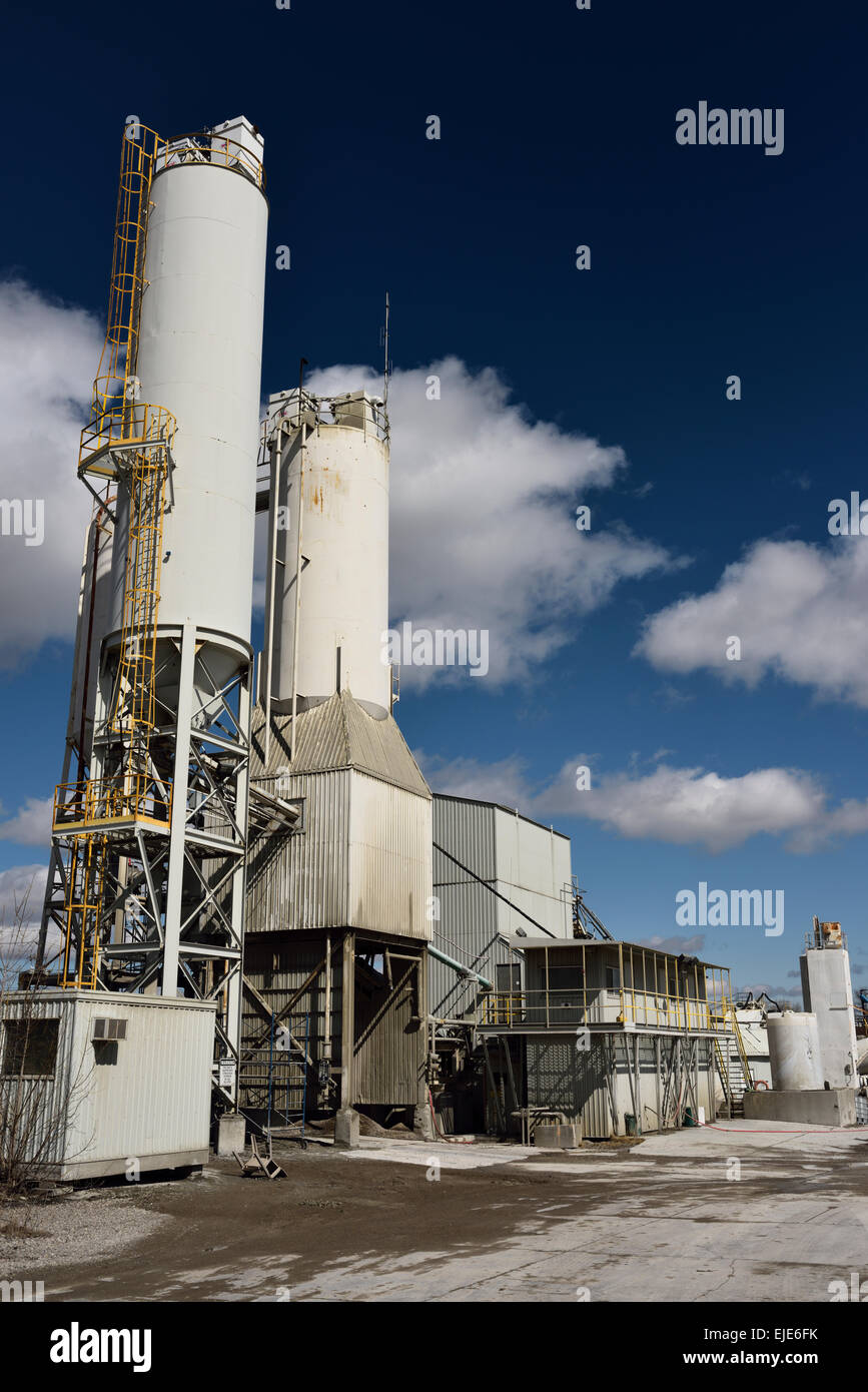 Il cemento Portland con impianto di clinker macinato silos con blue sky Toronto Foto Stock