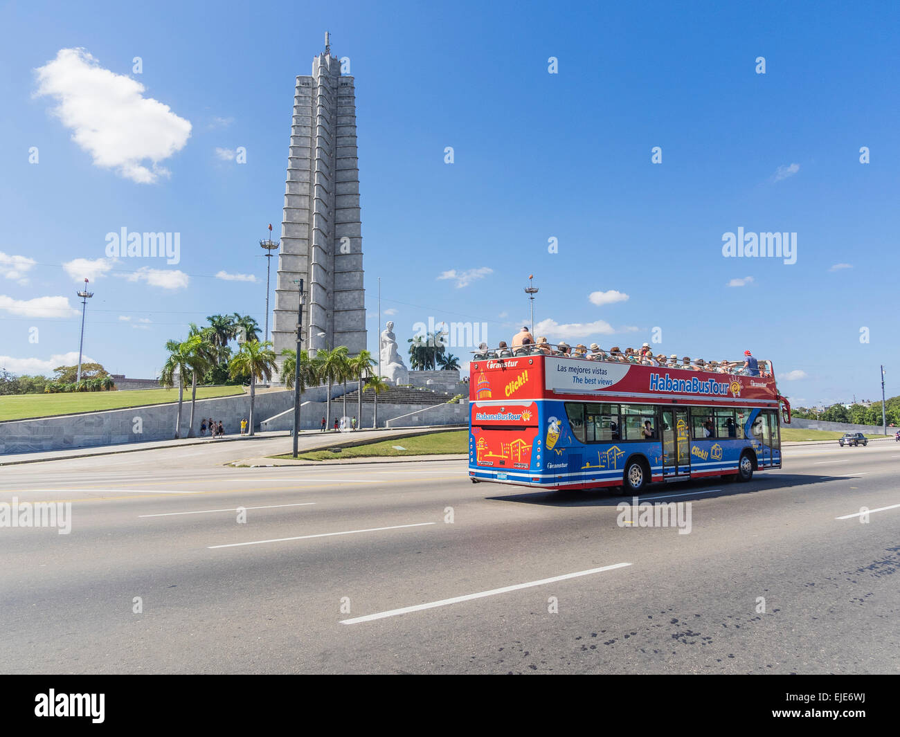 Gita turistica in autobus a due piani dal passaggio del José Martí Memorial nella Piazza della Rivoluzione. Foto Stock