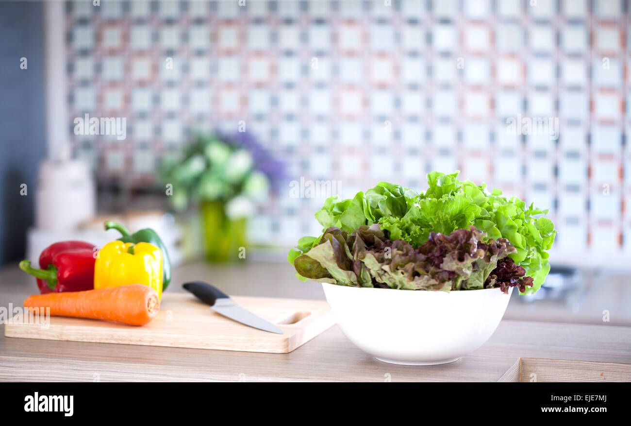 La preparazione di insalata verde in cucina domestica Foto Stock