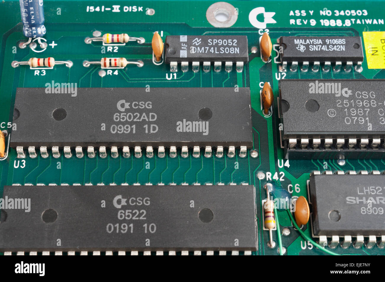 Scheda a circuito stampato con circuiti integrati, chip a microprocessore 6502, componenti elettronici Foto Stock