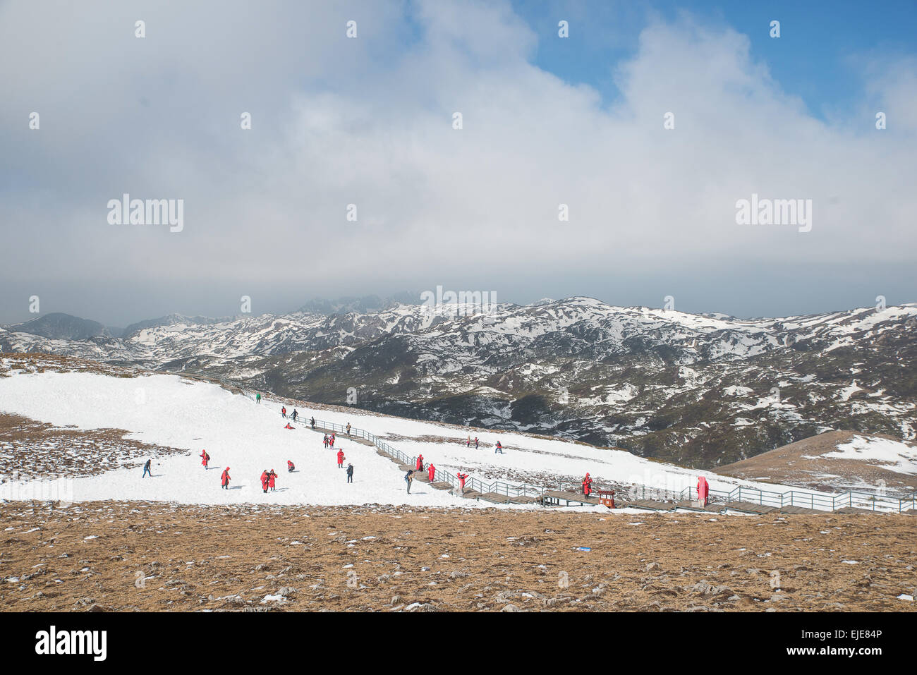 Molti turisti la riproduzione di neve in Valle del Blue Moon in Shangri-La, nella provincia dello Yunnan in Cina. Foto Stock