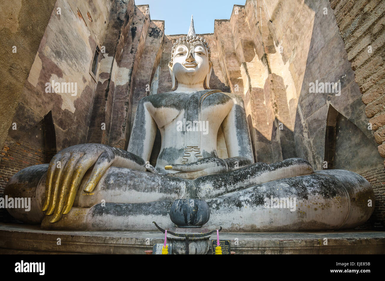 Antica statua di Buddha. Sukhothai Historical Park, Provincia di Sukhothai, Thailandia Foto Stock
