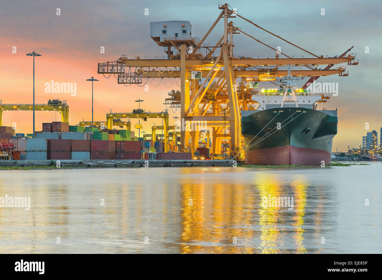 Importazione di navi cargo immagini e fotografie stock ad alta risoluzione  - Alamy