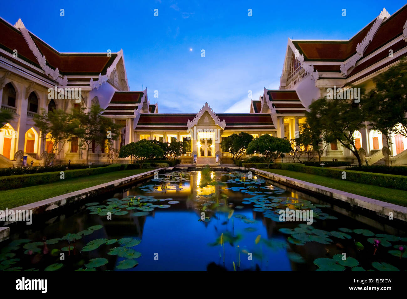 Dhevalai, tempio thailandese nel crepuscolo,Thailandia Foto Stock