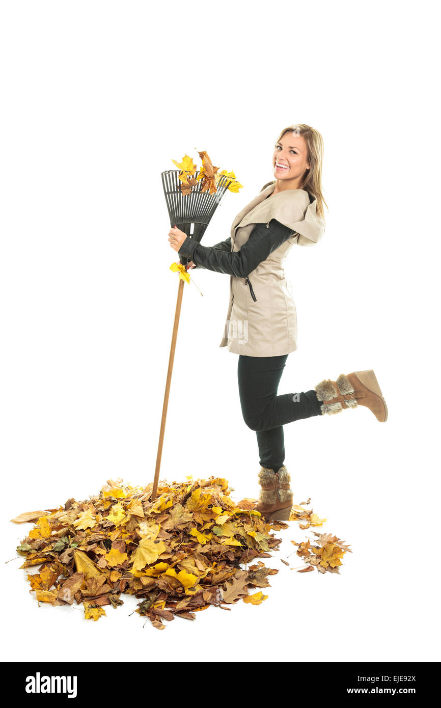 Un autunno donna in studio con foglie di autunno Foto Stock